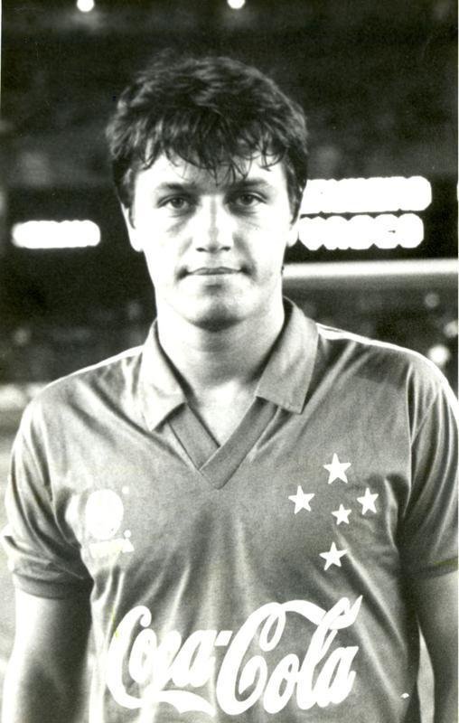 O treinador Adilson Batista defendeu o Cruzeiro como jogador de 1989 a 1993. Nesse perodo, ganhou credibilidade no apenas pelas qualidades como zagueiro, mas tambm pela tcnica apurada para cobrar faltas. Em 161 partidas, marcou 15 gols (seis em 1991).