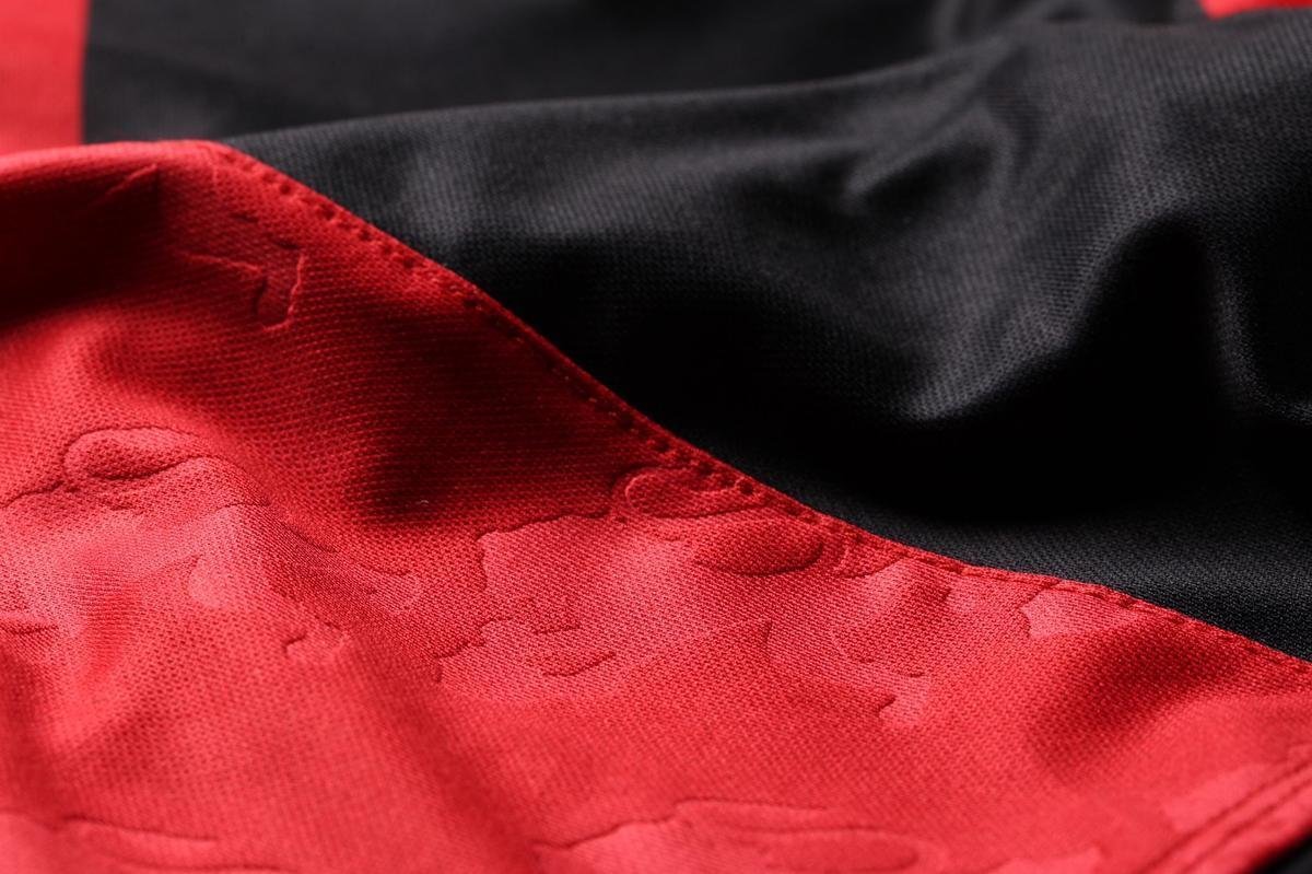 Em 1º de agosto, Sport e Umbro divulgaram a segunda imagem do primeiro uniforme rubro-negro, com entalhes do Leão do escudo do clube em baixo relevo