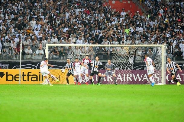 Pulga Rodrguez converteu pnalti cometido por Elias e diminuiu para o Coln: 2 a 1