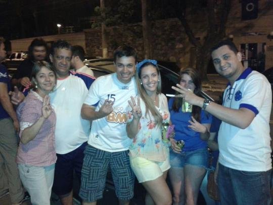 Mesmo antes de o tricampeonato ser confirmado, cruzeirenses j festejam nos arredores do Mineiro
