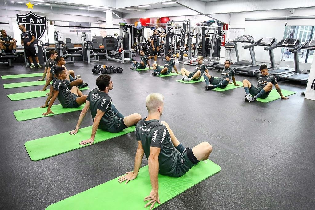 Depois da vitria por 3 a 0 sobre o Coimbra, em jogo-treino na Cidade do Galo, os jogadores do Atltico fizeram um trabalho fsico na academia do CT. Veja fotos