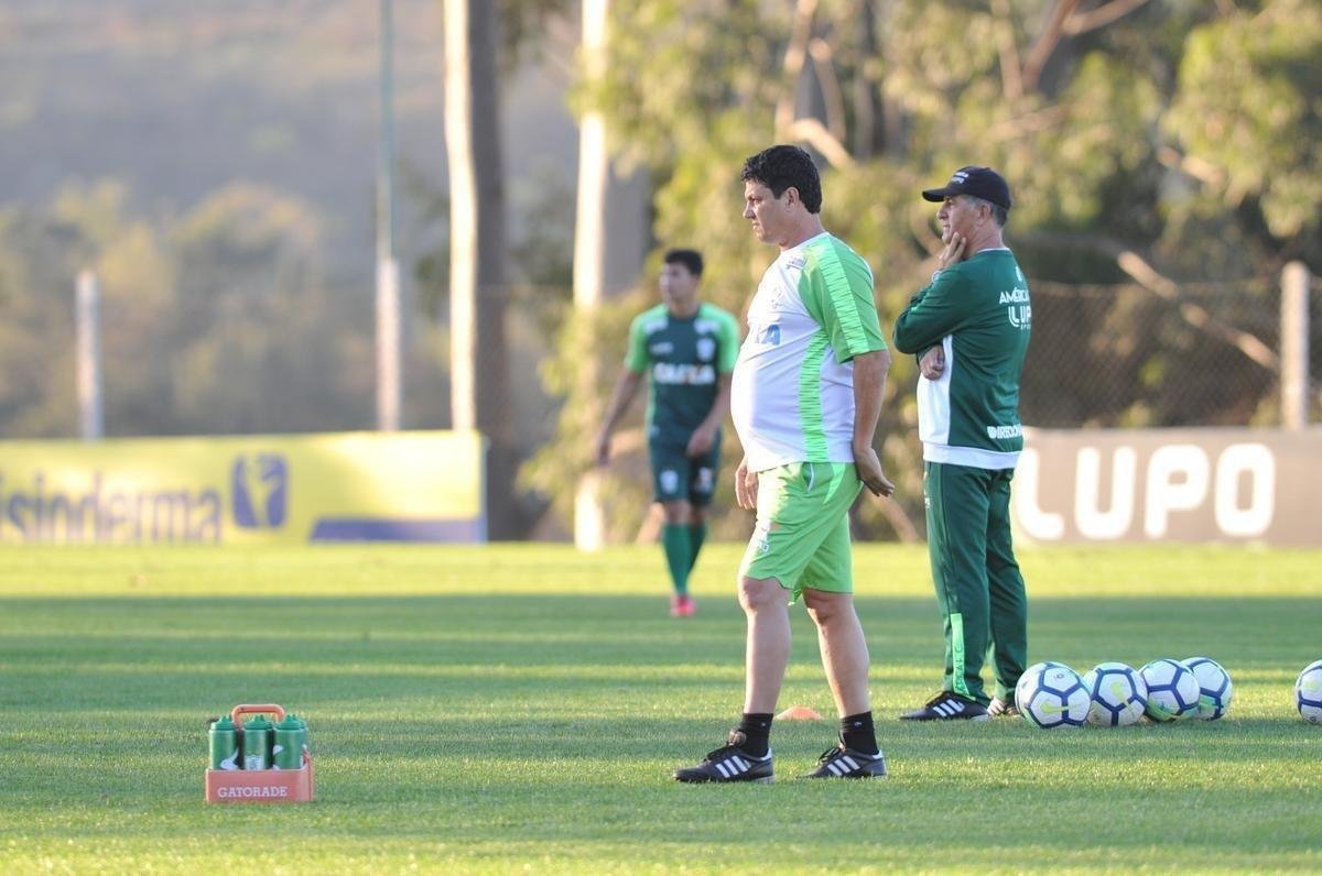 Depois de reunio com elenco e diretoria, Adilson Batista observou treino comandado por Drubscky no Amrica