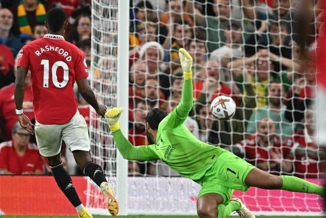 Cristiano Ronaldo começou a partida no banco de reservas