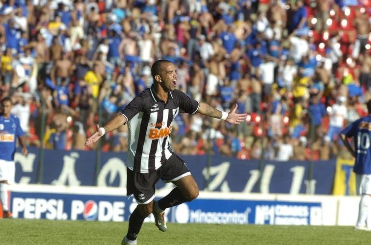 8 - Hat-trick no clssico: 'Queria passar um pouco do que o Obina passou ano passado, fazer trs gols no clssico para ser lembrado'. Dois dias depois de ter dado essa declarao, Diego Tardelli fazia trs gols na vitria por 4 a 3 no clssico contra o Cruzeiro, na Arena do Jacar, em Sete Lagoas, em fevereiro de 2011. Aquela atuao histrica seria um dos ltimos 'atos' do atacante na primeira passagem pela Cidade do Galo.
