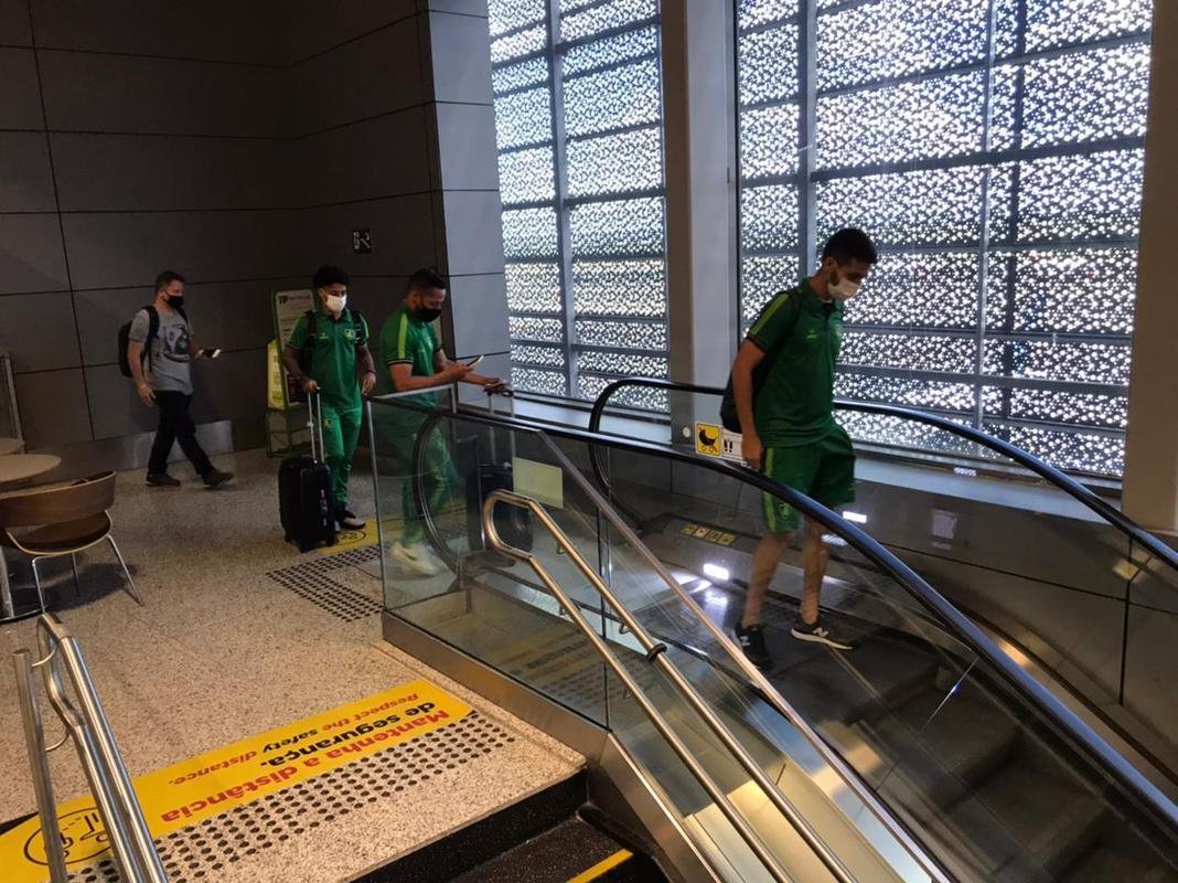 Delegao do Amrica embarca rumo a Assuno