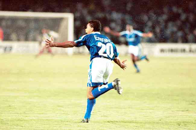 Elivelton comemora gol do ttulo do Cruzeiro na Libertadores de 1997 com marca Energil C estampada na camisa