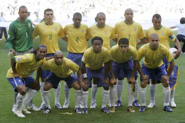 2006 - In 2006, Brazil used a simpler shirt, with a green crew neck and sleeves with the
