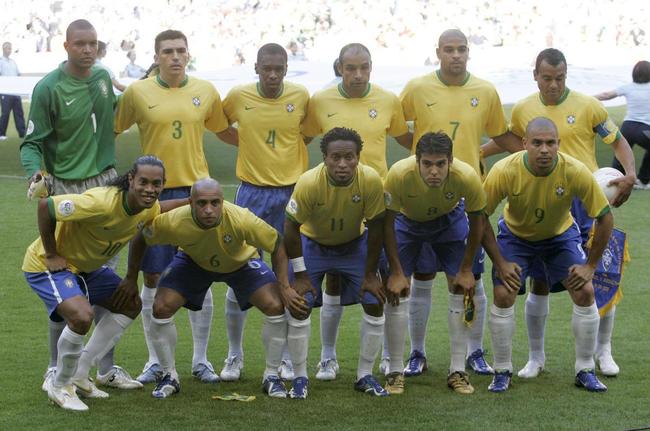 2006 - Em 2006, Brasil utilizou uma camisa mais simples, com gola careca verde e mangas com a finalização na mesma cor