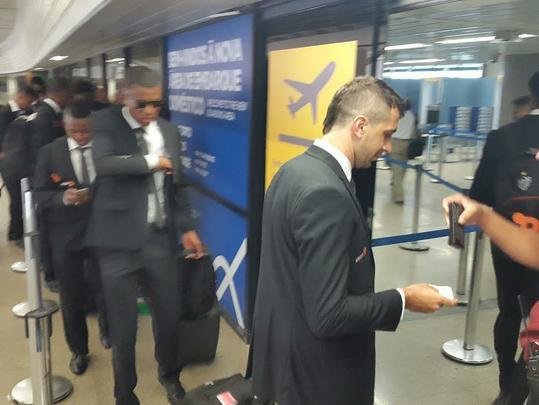 Jogadores do Atlético no Aeroporto Internacional de Confins durante embarque para o Chile