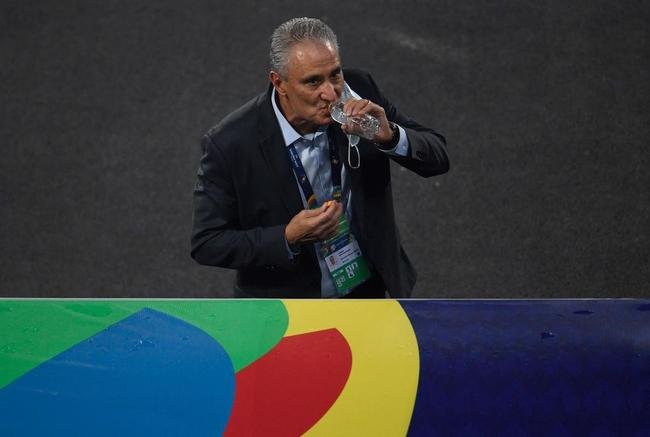 Brasil e Colmbia se enfrentaram no Estdio Nilton Santos, pelo Grupo B da Copa Amrica 