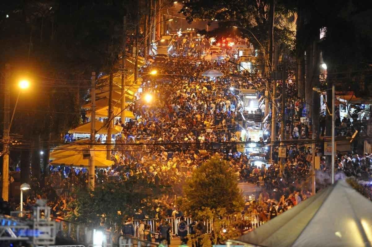 Chegada das torcidas de Cruzeiro e Grmio ao Mineiro para a semifinal da Copa do Brasil