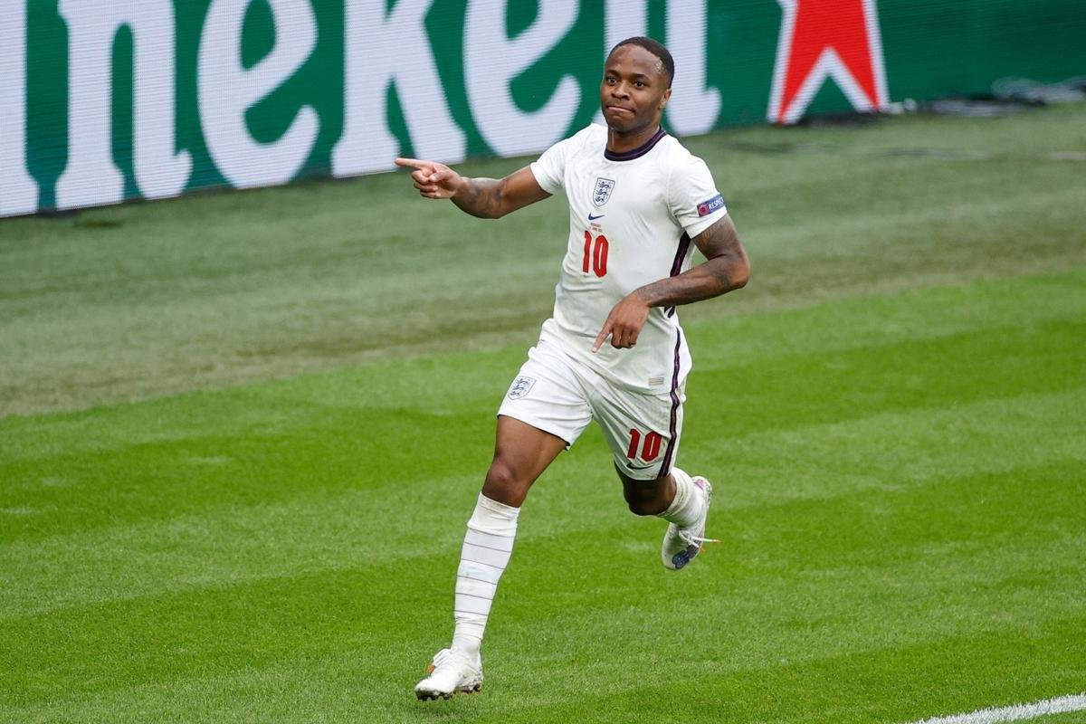 Fotos do gol de Sterling, da Inglaterra, sobre a Alemanha, em Wembley. Ingleses venceram por 2 a 0 e avanaram s quartas de final da Eurocopa