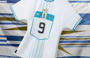 A camisa II do Uruguai para a Copa do Mundo  branca e foi produzida pela Puma