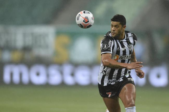 Diego Costa sofreu pnalti. Hulk cobrou e mandou na trave esquerda.