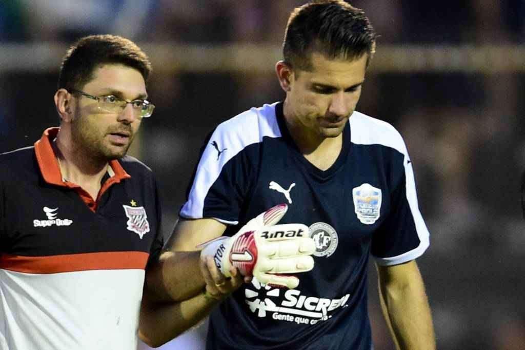 Em 2016, Victor se machucou em um lance durante um jogo beneficente e teve o ombro direito operado 