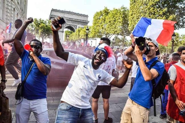 Franceses lotaram ruas de Paris e regi�o da Torre Eiffel durante a decis�o da Copa do Mundo