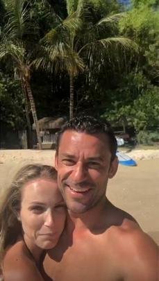 Fred curte férias com a esposa em um resort no litoral de Santa Catarina