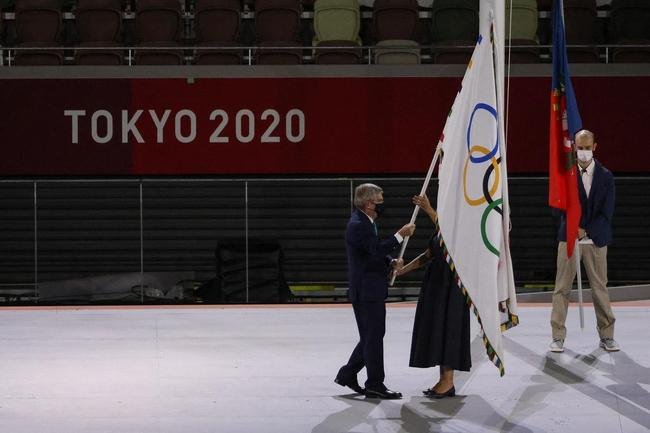 T�quio passa o bast�o a Paris, pr�xima sede dos Jogos Ol�mpicos. Na foto, o presidente do COI, Thomas Bach, e a prefeita da capital francesa, Anne Hidalgo 