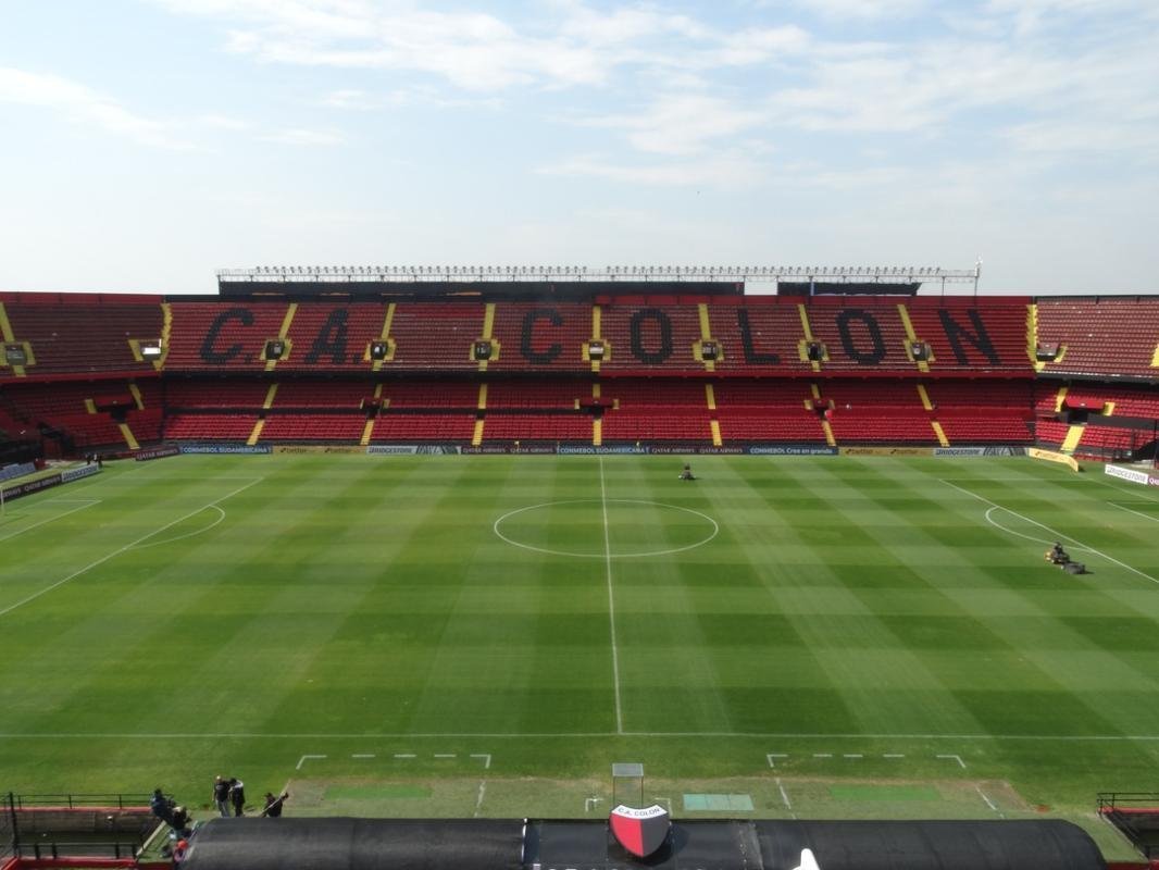 Construdo em 1946, o Cemitrio de Elefantes foi onde o Coln venceu o Santos de Pel, a Seleo Argentina, o Pearol, ento campeo mundial, e os poderosos River Plate e Boca Juniors