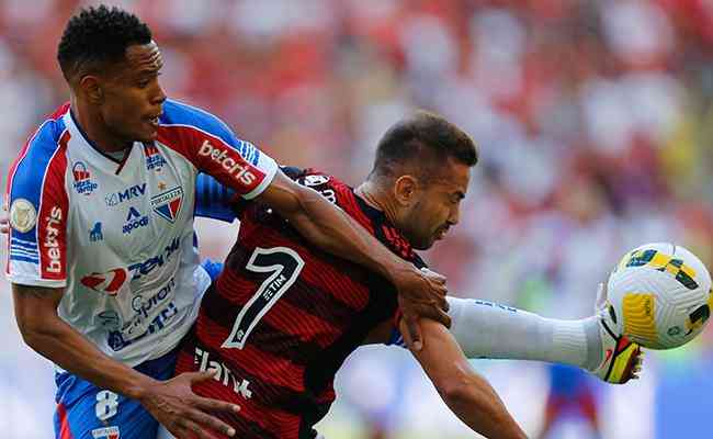 Jogadores de Fortaleza e Flamengo disputam bola em jogo pela Série A, no Maracanã