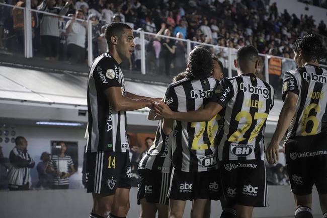 Fotos do jogo entre Santos e Atltico na Vila Belmiro, em Santos, pela 30 rodada do Campeonato Brasileiro