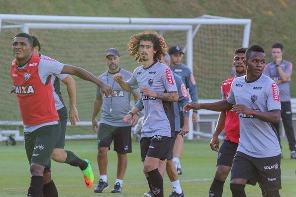 Valdívia treinou ao lado dos companheiros nesta terça