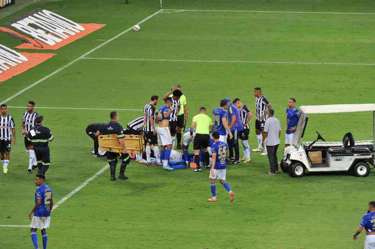 Edu, do Cruzeiro, deixa Mineirão de ambulância após choque com goleiro Everson, do Atlético