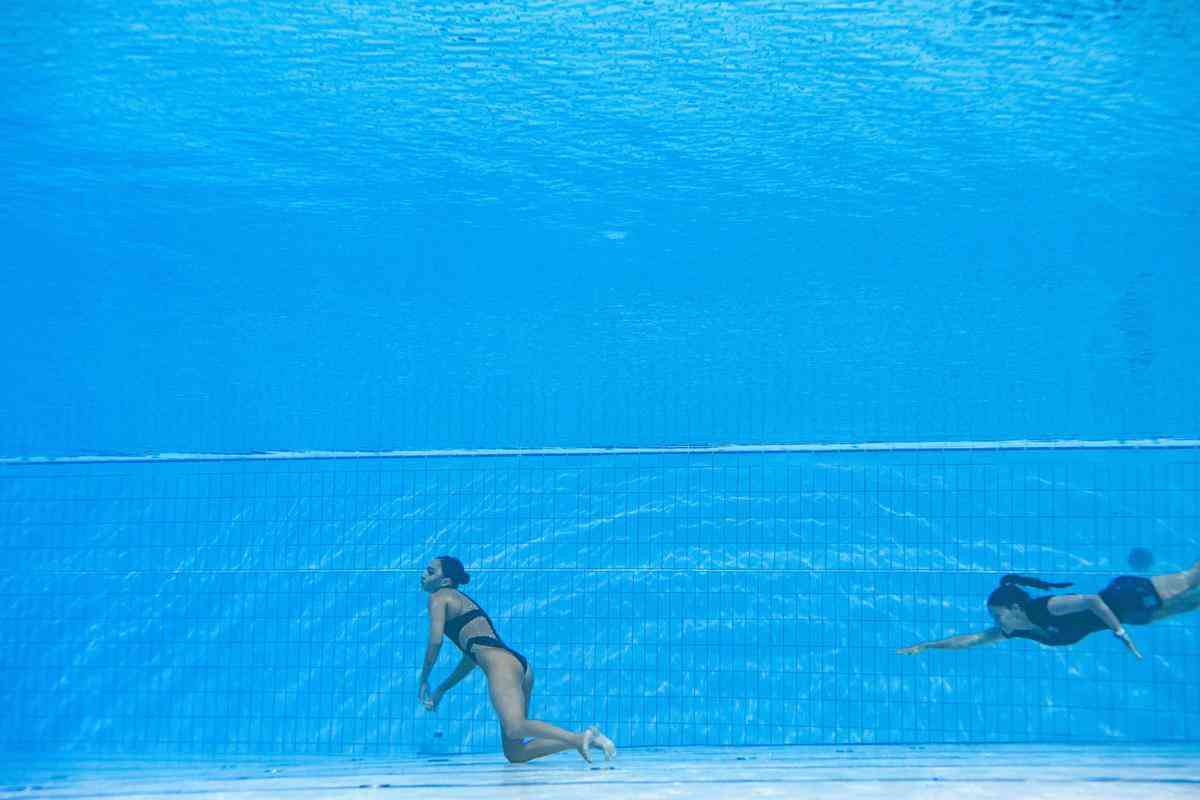 Nadadora Anita Álvarez é resgatada pela treinadora Andrea Fuentes após desmaiar na piscina durante a prova final do solo livre de nado artístico no Mundial de Esportes Aquáticos de Budapeste, na Hungria