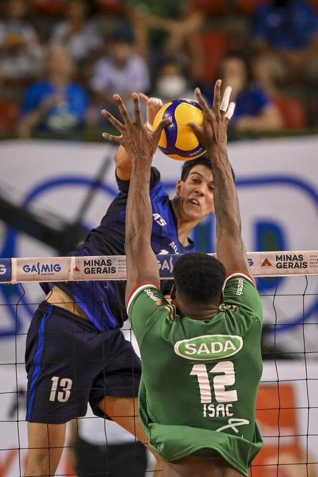 Cruzeiro se garantiu na decis�o do Sul-Americano de V�lei ao bater os argentinos do Policial Voley por 3 sets a 0, neste s�bado (5), no Gin�sio do Riacho, em Contagem. As parciais foram de 25/20, 29/27 e 25/16