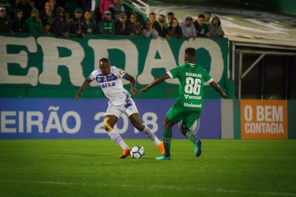 Cruzeiro perde para Chapecoense em jogo que teve atraso por causa de pane em refletores