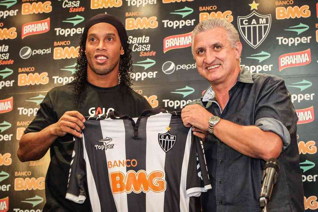 Ronaldinho Gacho chegou ao Atltico em 2012 aps ter sido campeo mundial pela Seleo Brasileira em 2002 (Coria do Sul e Japo) e protagonizado o 'quarteto mgico' em 2006 (Alemanha), ao lado de Kak, Adriano e Ronaldo.