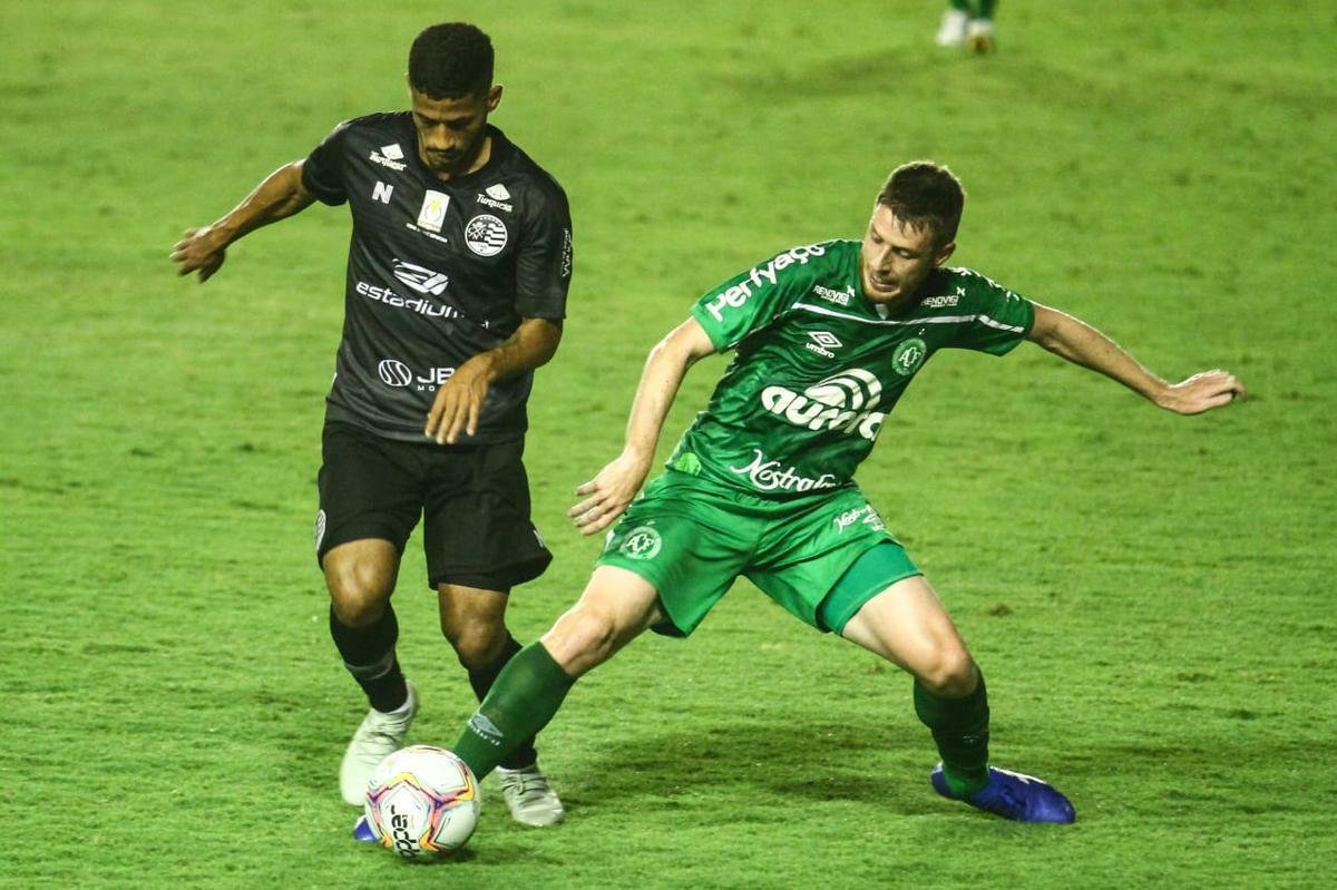 Pela primeira vez, Nutico e Chapecoense se enfrentaram em um jogo oficial. Alm do adversrio, outro detalhe chamou a ateno: o Timbu usou de maneira indita um uniforme preto durante a primeira etapa da partida. 