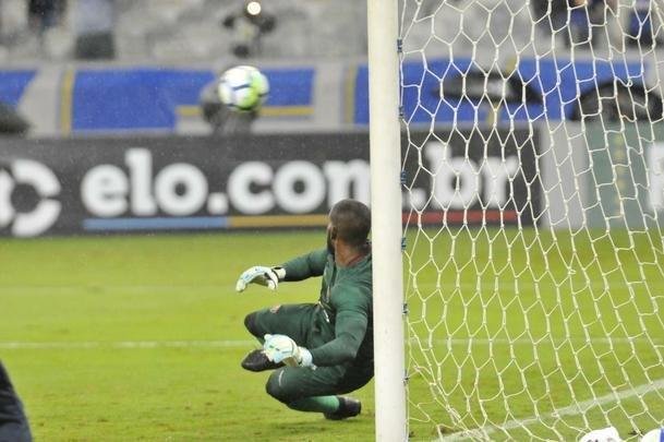 No segundo tempo, Fred marcou duas vezes e ampliou vantagem do Cruzeiro para 3 a 0