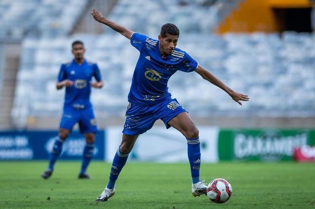 Adriano, meio-campista (80% dos votos)