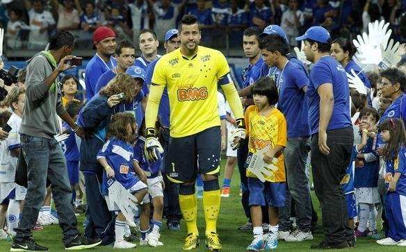 Fbio recebe homenagem no jogo diante do Nutico, no Mineiro