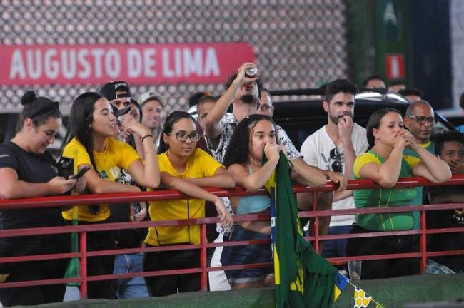 No Mercado Central, em BH, torcedores assistem ao jogo do Brasil contra a Sua pelo Grupo G da Copa do Mundo, no Catar