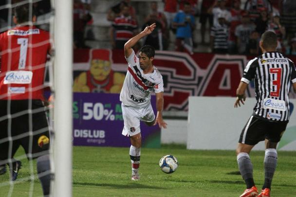 Santa Cruz e Botafogo-PB se enfrentaram pela 12ª rodada da Série C do Campeonato Brasileiro para se manterem na briga pelo G4