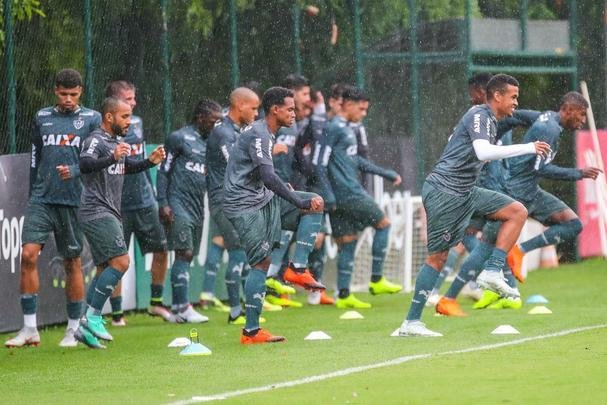 Atltico treinou sob chuva intensa na Cidade do Galo nesta quinta-feira  tarde