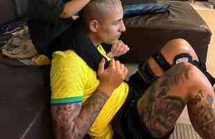 Arana fez registro com o filho aps a eliminao do Brasil na Copa do Mundo do Catar, diante da Crocia.