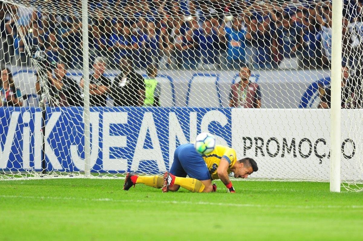 Fbio foi decisivo nos pnaltis, fez trs defesas e colocou o Cruzeiro nas semifinais da Copa do Brasil