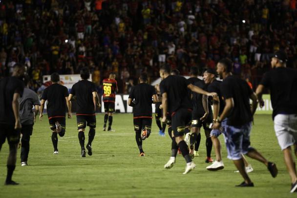 Com a conquista do acesso, a torcida do Sport extravasou e fez a festa no gramado da Ilha do Retiro