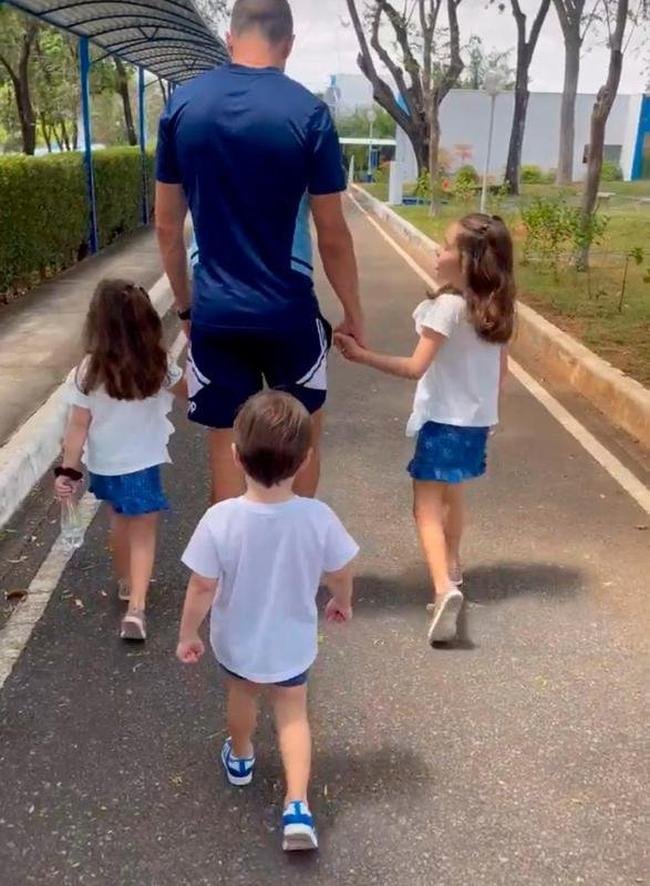 Jogadores, membros da comisso tcnica, funcionrios e familiares celebram acesso  Srie A em confraternizao na Toca da Raposa II