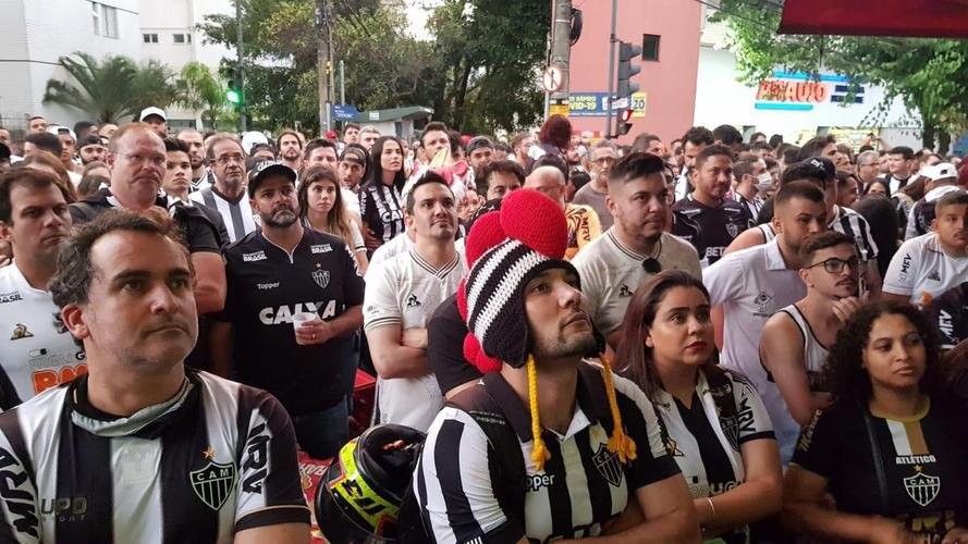 Nesta quinta-feira (2), torcedores do Atlético lotaram os bares de BH para acompanhar Bahia x Galo, jogo adiado da 32ª rodada do Campeonato Brasileiro. Na imagem, Bar do Salomão, na Rua do Ouro.