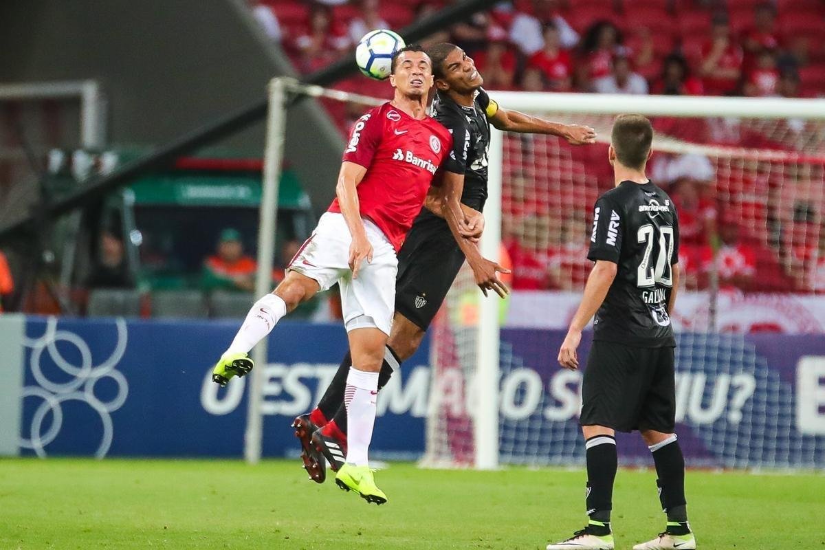 Galo derrotou Internacional no Beira-Rio com gols de Cazares e Terans; D'Alessandro descontou de pnalti