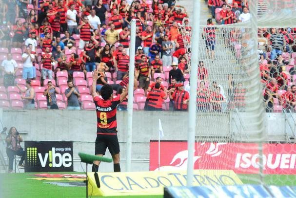 Hernane saúda torcida após gol diante do Botafogo-SP, primeiro jogo do novo padrão fabricado pela Umbro