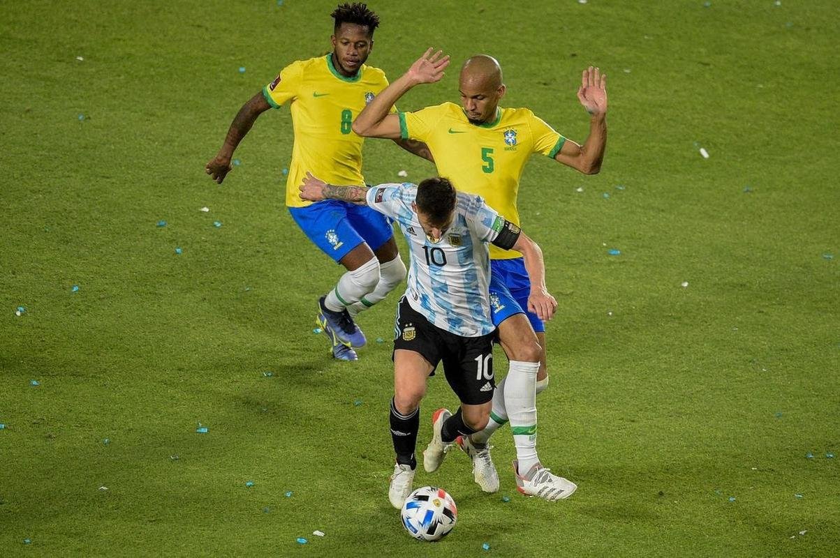 Sem Neymar, Brasil encarou a Argentina em clssco agitado pelas Eliminatrias