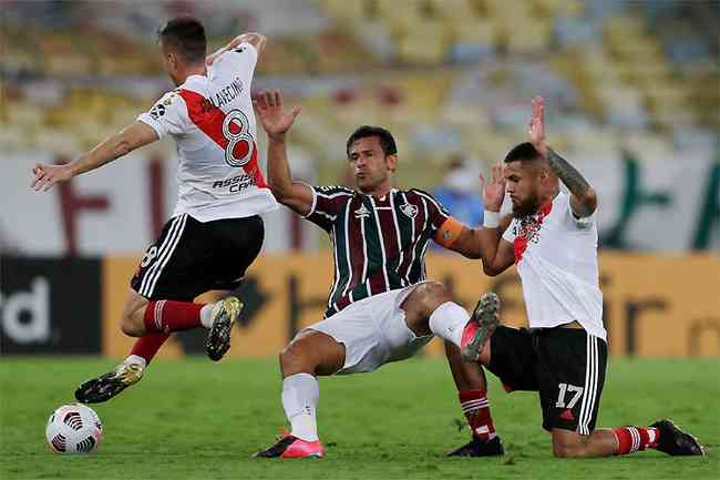 Fred disputa bola com adversrios: atacante fez o gol do Fluminense em boa atuao de Cazares