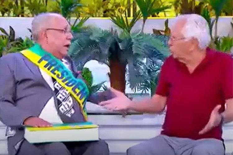 O humorista Saulo Laranjeira já levou a paixão pelo Cruzeiro a um de seus principais personagens, o deputado João Plenário. No programa A Praça É Nossa, do SBT/Alterosa, o fanfarrão parlamentar se autoproclamou presidente da República e disse a Carlos Alberto de Nóbrega que todas as crianças nas escolas seriam obrigadas a cantar o hino. 'Muito bem, o hino nacional?!', indagou o apresentador. 'Não, do Cruzeiro!', respondeu João Plenário, arrancando risos na plateia.
