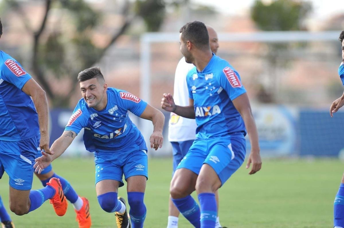 Jogadores do Cruzeiro trabalharam em tom descontrado na Toca da Raposa antes de final com Flamengo