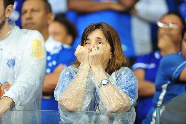 Sinalizadores, rojes, ira e xingamentos: a reao da torcida celeste com a derrota no Mineiro